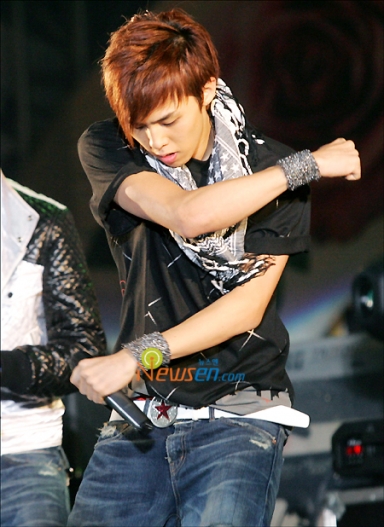 top big bang hairstyle. Big Bang#39;s leader G-Dragon,