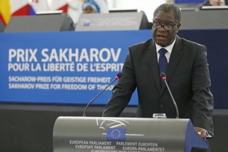 /quote
Ndonzwau,
Non cela est bien une mentalité d'opprimé parce que celui qui vous a mis en esclavage, qui vous a colonisé et qui aujourd'hui continue avec le néocolonialisme dois être designer clairement par ce qu'il est? A savoir l'oppresseur donc l’ennemie. Il faut que cela sois dit clairement !!!
Je ne refuse pas de voir le monde tel qu'il est? Bien au contraire s'il y'a des dominants et des dominés alors il faut que celui qui me domine sois clairement désigner en ennemie afin de pouvoir posé les bases et stratégies de ma libération de cet état de dominé.
Vous avez raison quand vous dites "nous regarder d'abord nous mêmes sans complaisance avant de nous épuiser à stigmatiser le rôle des forces extérieures" sauf que pour moi cela veux dire qu'il faut arrêter de croire qu'a force de diplomatie, de non dit. On arrivera a ce que l’oppresseur nous libère de sont emprise néfaste.
Re: Le Dr. Mukwege agressé à Bukavu
Discours du Docteur Denis Mukwege à l'occasion de la remise du Prix Sakharov lors de la session plénière du Parlement européen à Strasbourg le 26 novembre 2014.
![