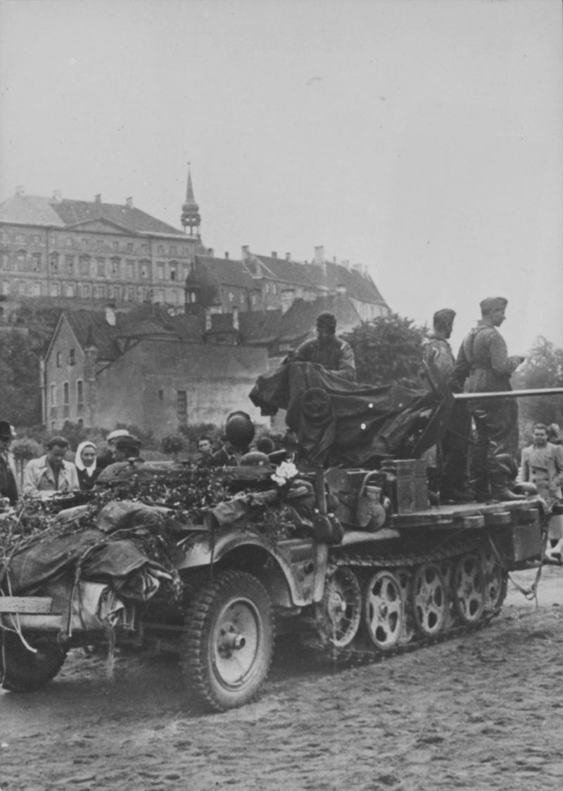 Захват прибалтики. Немецкий тягач SD KFZ 10. Немцы в Таллине. Рига немцы artwork 1943 Прибалтика.