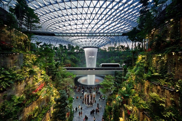 La Canopée est un immense hall qui relie le Terminal 1 au Terminal 2 de l'aéroport.